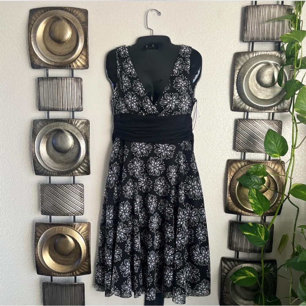 Maggy London Black and White Floral Midi Dress